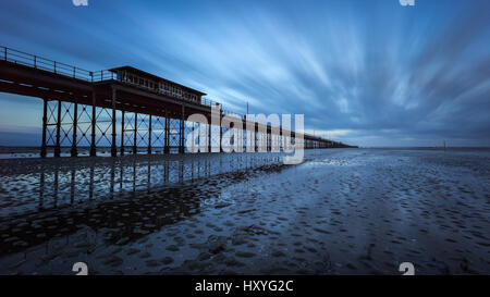 Southend Pier a ora di blu, una lunga esposizione, Essex Foto Stock