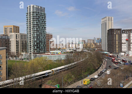 Vista ad alto livello di Lewisham Town Center, sud-est di Londra, Regno Unito, che mostra il nuovo sviluppo residenziale, centro sportivo, la stazione ferroviaria e il sistema giratorie. Foto Stock