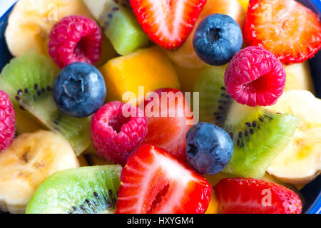 In prossimità di una varia e colorita insalata di frutta Foto Stock