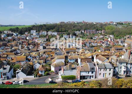 Guardando verso il basso da est collina sopra la città vecchia di Hastings in East Sussex, Inghilterra. Foto Stock