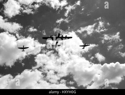 La Battaglia di Bretagna Memorial Volo, comprendente un bombardiere Lancaster affiancato da Spitfire ed Hurricane fighters, visualizza oltre Tenterden, Inghilterra. Foto Stock