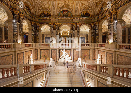 Sontuoso scalone con la scultura di Teseo all' interno del Kunsthistorisches Museum di Vienna in Austria. Foto Stock