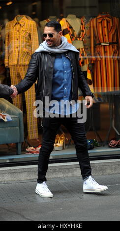 Marco Borriello fuori shopping a Milano con: Marco Borriello Dove: Milano, Italia Quando: 27 Feb 2017 Credit: IPA/WENN.com * * disponibile solo per la pubblicazione in UK, USA, Germania, Austria, Svizzera** Foto Stock
