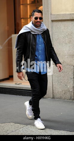 Marco Borriello fuori shopping a Milano con: Marco Borriello Dove: Milano, Italia Quando: 27 Feb 2017 Credit: IPA/WENN.com * * disponibile solo per la pubblicazione in UK, USA, Germania, Austria, Svizzera** Foto Stock