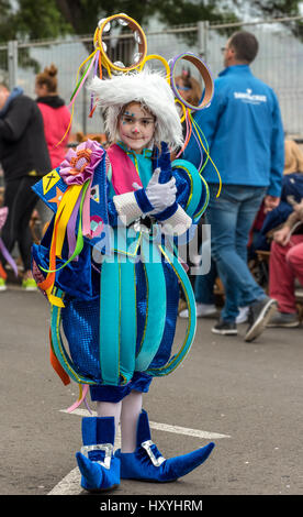 Donna/ragazza molto elaborate costume in Tenerife sfilata di carnevale Foto Stock