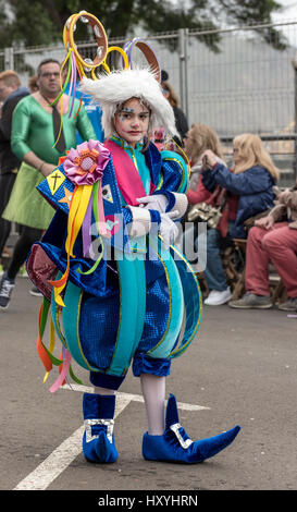 Donna/ragazza molto elaborate costume in Tenerife sfilata di carnevale Foto Stock