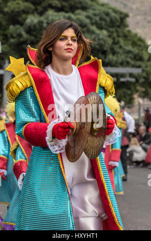 Donna/ragazza molto elaborate costume in Tenerife sfilata di carnevale Foto Stock