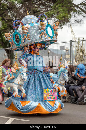 Donna/ragazza molto elaborate costume in Tenerife sfilata di carnevale Foto Stock