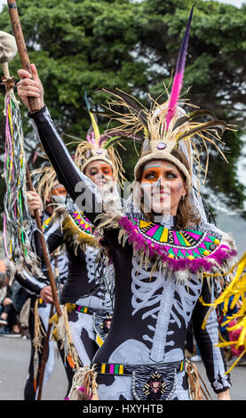 Donna/ragazza molto elaborate costume in Tenerife sfilata di carnevale Foto Stock