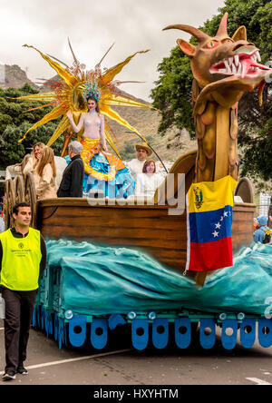 Ragazza in costume elaborate su enormi decorate galleggiante in Tenerife sfilata di carnevale Foto Stock