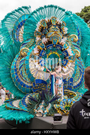 Ragazza in costume elaborate su enormi decorate galleggiante in Tenerife sfilata di carnevale Foto Stock