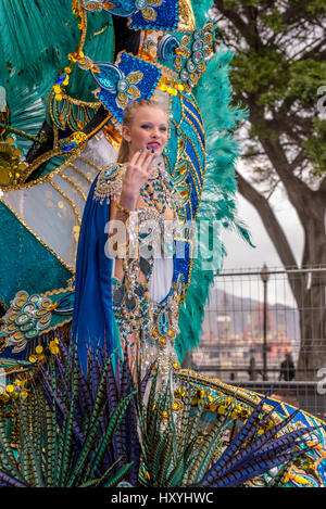 Ragazza in costume elaborate su enormi decorate galleggiante in Tenerife sfilata di carnevale Foto Stock