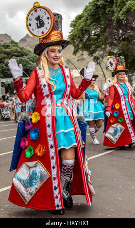 Donna/ragazza molto elaborate costume in Tenerife sfilata di carnevale Foto Stock