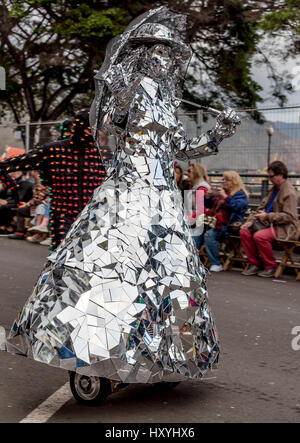 Donna/ragazza molto elaborate costume in Tenerife sfilata di carnevale Foto Stock