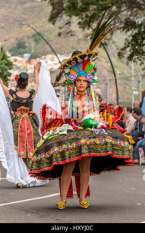 Donna/ragazza molto elaborate costume in Tenerife sfilata di carnevale Foto Stock