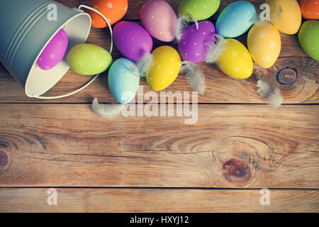 Sfondo di pasqua con le uova di Pasqua su un tavolo di legno. Vista dall'alto. Spazio di copia Foto Stock