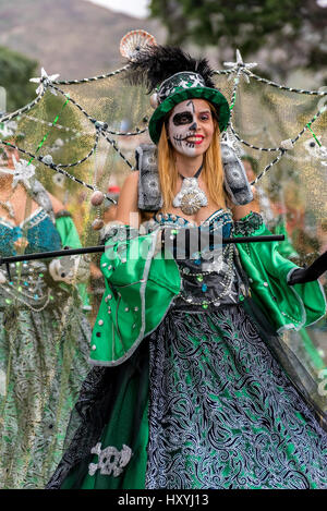 Donna/ragazza molto elaborate costume in Tenerife sfilata di carnevale Foto Stock