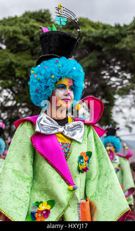 Donna/ragazza molto elaborate costume in Tenerife sfilata di carnevale Foto Stock