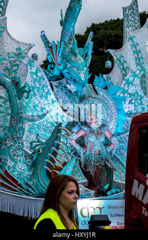 Donna o ragazza in costume elaborate su enormi decorate galleggiante in Tenerife sfilata di carnevale Foto Stock