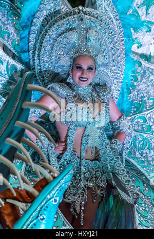 Donna o ragazza in costume elaborate su enormi decorate galleggiante in Tenerife sfilata di carnevale Foto Stock