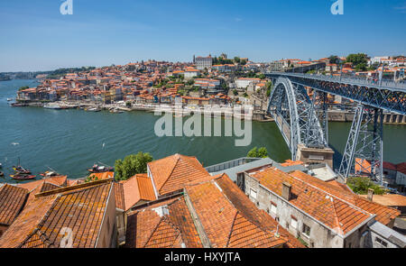 Il Portogallo, Regione Norte, Porto, vista da Vila Nova de Gaia attraverso il fiume Douro verso Dom Luís I Bridge e Porto di Ribeira waterfront Foto Stock