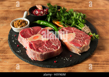 Crudo fresco di carni con osso tagliato Osso Buco a bordo Foto Stock