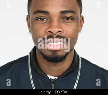 Giovane ragazzo nero leggero sorriso ritratto Foto Stock