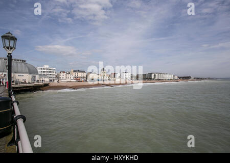 Worthing spiagge pier e negozi Foto Stock