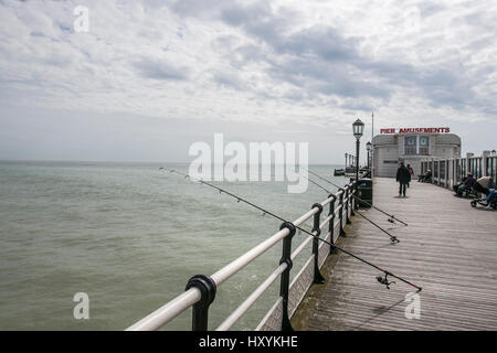 Worthing spiagge pier e negozi Foto Stock