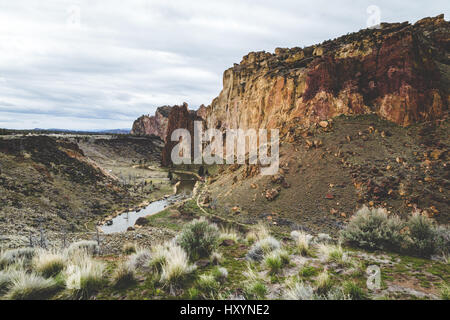 Il paesaggio del deserto con cielo nuvoloso di Smith Rock State Park in Oregon, USA. Foto Stock