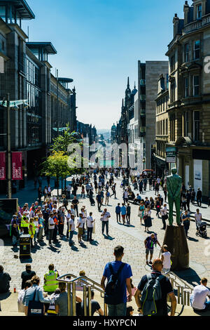 Vista di Buchanan Street a Glasgow dai passi presso la Royal Concert Hall Foto Stock
