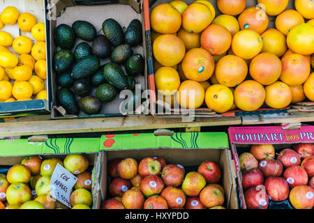 Raccolta di frutta in vendita presso in stallo al di fuori Foto Stock