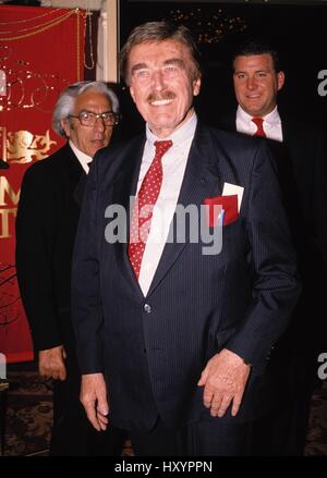 Fred Trump partecipa a una festa di compleanno per suo figlio Donald Trump al casinò Taj Mahal di Atlantic City, New Jersey. 1991 © Mcbride/MediaPunch Foto Stock