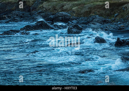 Onde tempestose si rompono la costa atlantica in Terranova, Canada Foto Stock