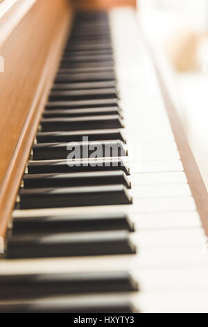 In bianco e nero di tasti di pianoforte su una tavola di legno pianoforte verticale. Foto Stock