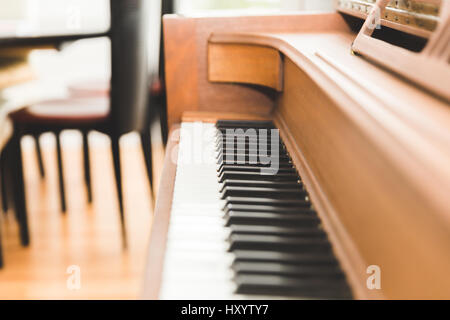 In bianco e nero di tasti di pianoforte su una tavola di legno pianoforte verticale. Foto Stock