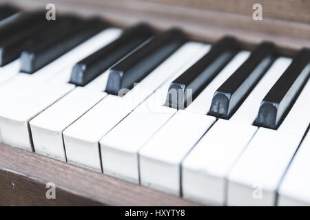 In bianco e nero di tasti di pianoforte su una tavola di legno pianoforte verticale. Foto Stock