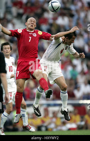 THOMAS GRAVESEN TOMAS GALASEK REPUBBLICA CECA V DANIMARCA Dragao Stadium Porto Portogallo 27 giugno 2004 Foto Stock