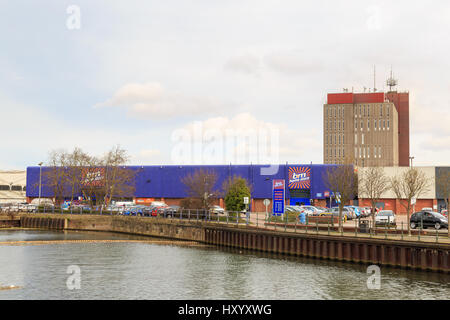 Grimsby, Inghilterra - marzo 14: b&m home store su Victoria street. a Grimsby, North Lincolnshire, Inghilterra. il 14 marzo 2017. Foto Stock