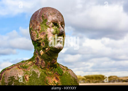 Dettaglio di uno dei 100 in ghisa a figure che compongono un altro luogo da Anthony Gormley, Crosby Beach, Merseyside Foto Stock