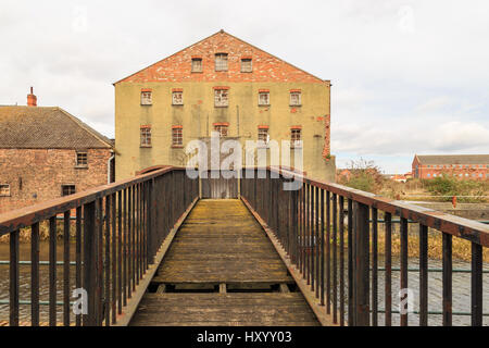 Grimsby, Inghilterra - marzo 14: decadendo vecchio edificio e ponte sul lato nord di Federico ward modo, affacciato sul fiume freshney. a Grimsby, nord linco Foto Stock