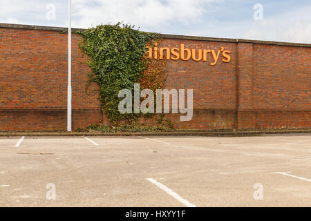 Grimsby, Inghilterra - marzo 14: supermercato Sainsburys con segnaletica trascurata con impianto di edera che cresce su di esso, corporation road. a Grimsby, North Lincoln Foto Stock