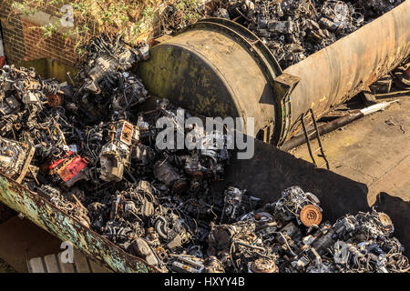 Grimsby, Inghilterra - marzo 14: pila di auto/veicolo motore automobile parti scartate in bin in cantiere di scarto, Inghilterra. a Grimsby, North Lincolnshire, engla Foto Stock