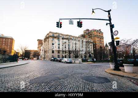 In ciottoli di cerchio di traffico e di edifici storici di Mount Vernon, Baltimore, Maryland. Foto Stock