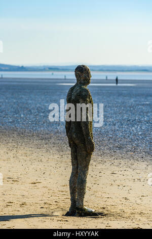 Alcuni dei 100 in ghisa a figure che compongono un altro luogo da Anthony Gormley, Crosby Beach, Merseyside Foto Stock