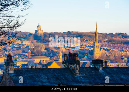 Vista su Lancaster Lancashire Inghilterra da Castle Hill con il Ashton Memorial sullo skyline e la guglia di San Pietro Foto Stock
