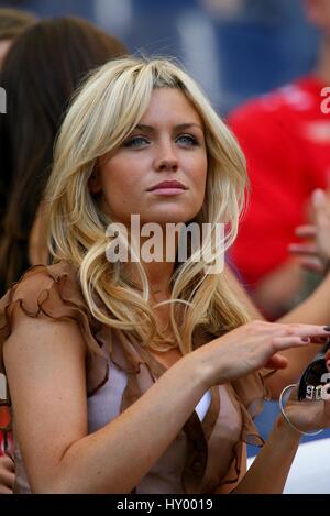 ABIGAIL CLANCY PETER CROUCH INGHILTERRA V PARAGUAY WORLD CUP Francoforte Germania 10 giugno 2006 Foto Stock