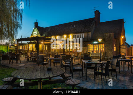 La Rose Revived Inn si trova accanto al Fiume Tamigi a Newbridge in Oxfordshire campagna. Foto Stock