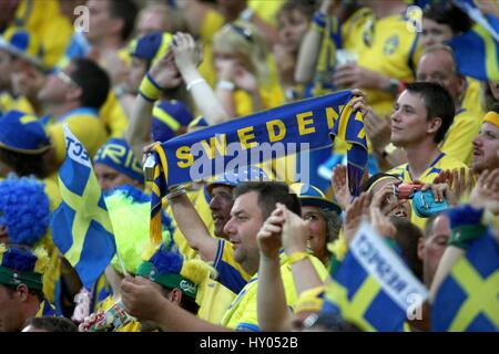 Ventole svedese con bandiera GRECIA V SVEZIA EM STADION SALZBURG AUSTRIA 10 Giugno 2008 Foto Stock