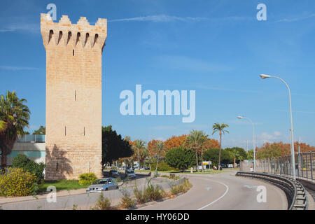 Autostrada e antica torre (Torre de Paraires). Palma de Mallorca, Spagna Foto Stock